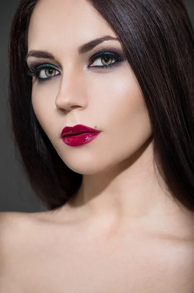 Modelo con labios rojos y maquillaje perfecto —  Fotos de Stock