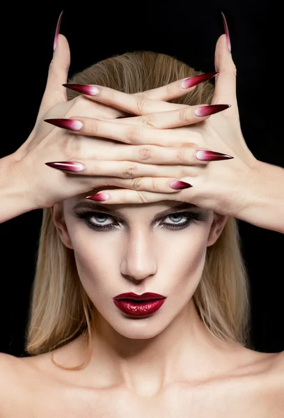 Donna con labbra rosse e manicure — Foto Stock