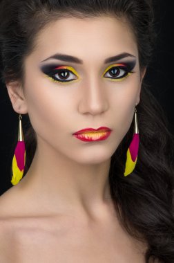 parlak şık makyaj kadınla