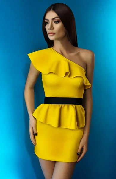 Mujer en vestido amarillo —  Fotos de Stock