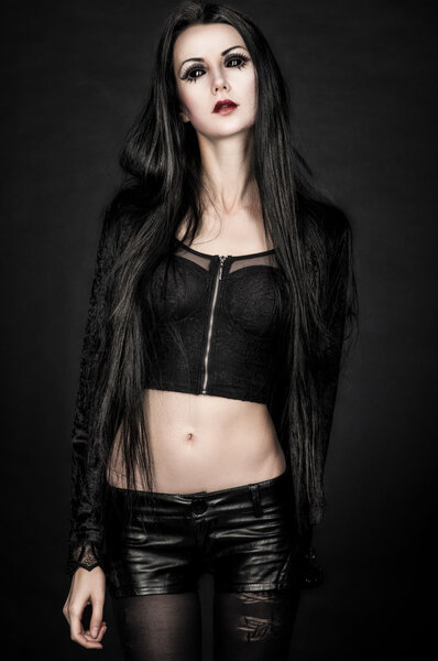 Девушка-пришелец с черными глазами
