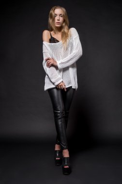 Beyaz bluz ve tozluk giyen kadın