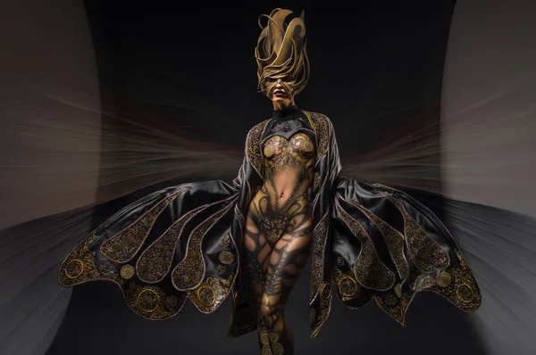 Modèle avec art corporel papillon doré — Photo