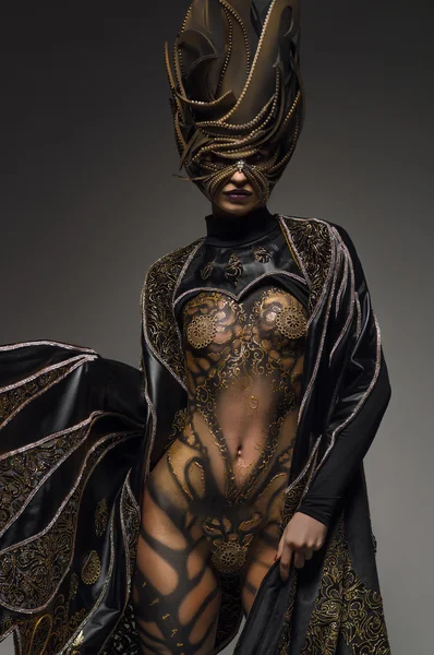 Model met gouden vlinder lichaam kunst — Stockfoto
