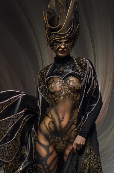 Model met gouden vlinder lichaam kunst — Stockfoto