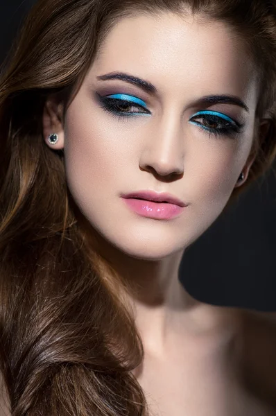 Vrouw met helder blauwe eyeliner make-up — Stockfoto