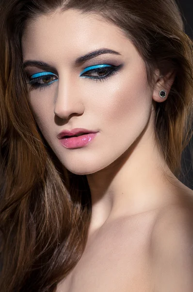 Donna con trucco eyeliner blu brillante — Foto Stock