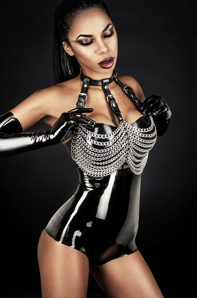 Femme en tenue de latex avec des chaînes métalliques — Photo