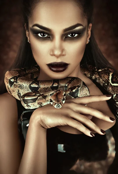 Sexig kvinna med orm i latex outfit — Stockfoto