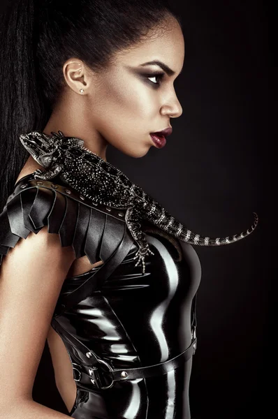 Siyah lateks kıyafet kertenkele ile kadında