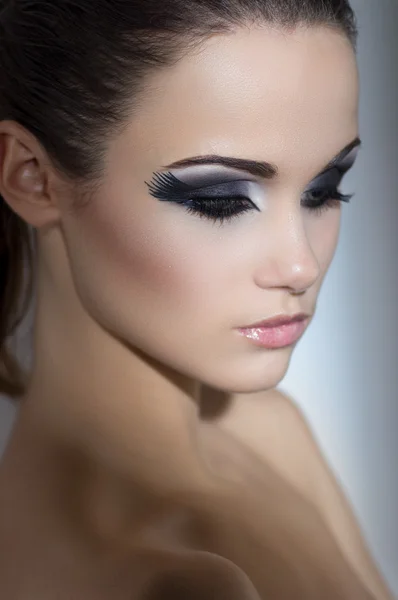 Mujer con maquillaje de moda — Foto de Stock