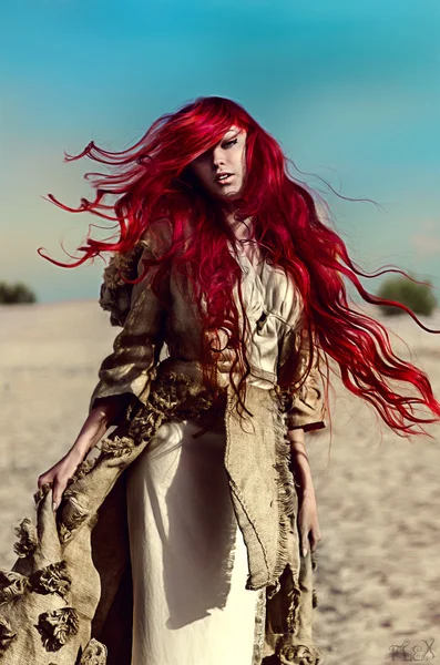 Vrouw met lang rood haar — Stockfoto