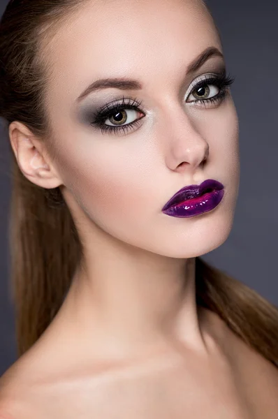 Mujer con maquillaje de moda —  Fotos de Stock