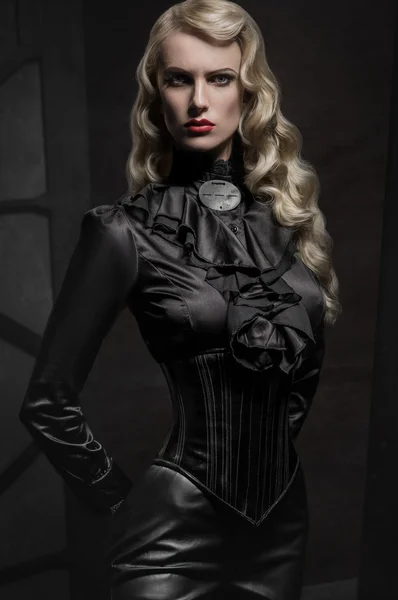 Femme en corset noir — Photo
