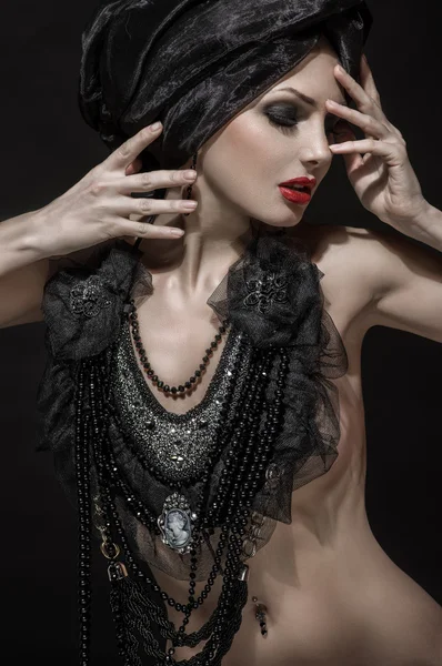 Fekete nyaklánc nő portréja — Stock Fotó