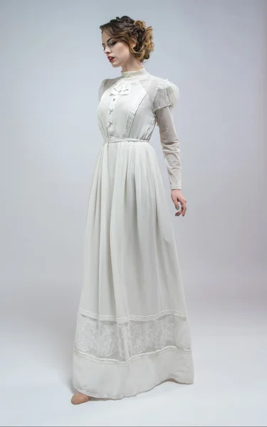 Frau im weißen Kleid — Stockfoto