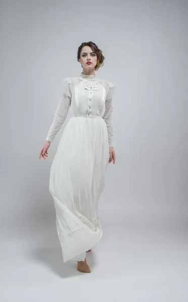 Жінка в білій сукні — стокове фото