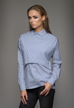 Moda giysilerle model