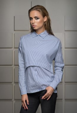 Moda giysilerle model