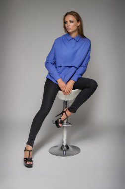 Moda giysilerle model