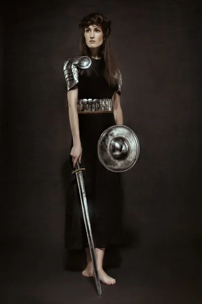 Κορίτσι πολεμιστής με μεσαιωνικά ρούχα — Φωτογραφία Αρχείου