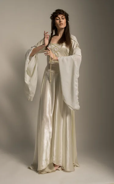 Chica en vestido hermoso medieval —  Fotos de Stock