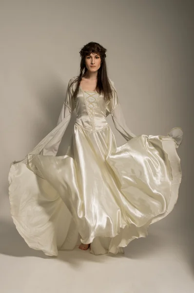 Dziewczyna w średniowiecznych piękną sukienkę — Zdjęcie stockowe