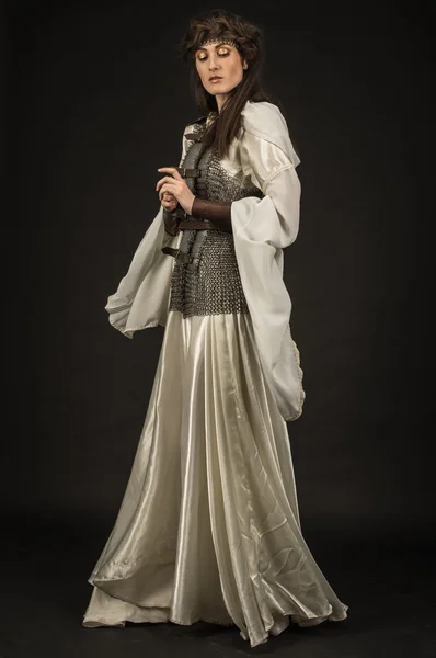Дівчина в середньовічній красивій сукні — стокове фото