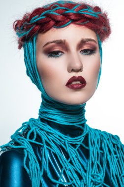 Kızıl saçlı kadın mavi konu ile