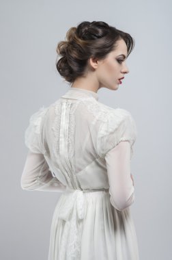 Beyaz elbiseli seksi kadın