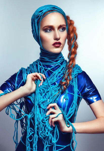 Rothaarige Frau mit blauen Fäden — Stockfoto
