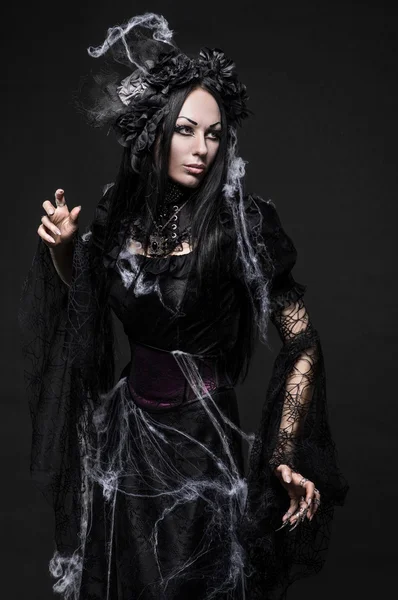 Gothic Frau in dunklem Kleid — Stockfoto