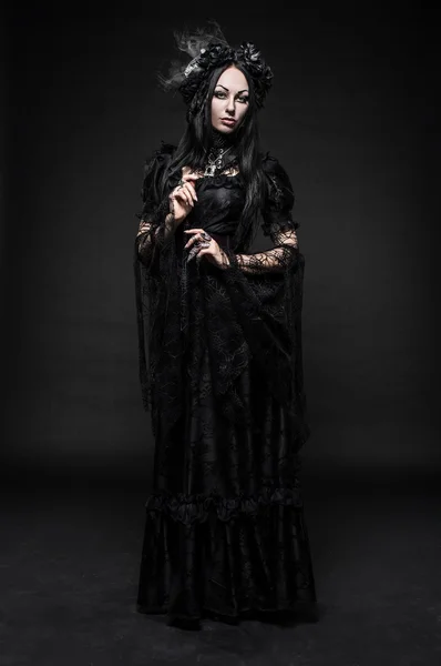 Gothic Frau in dunklem Kleid — Stockfoto