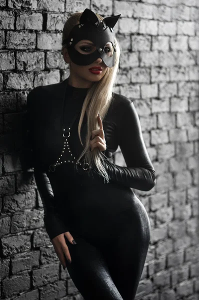 Femme en costume en cuir noir — Photo
