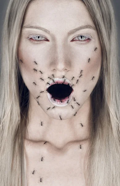 Жінка з відкритим ротом і мурахами — стокове фото