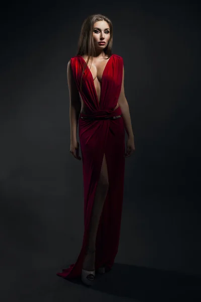 Modèle de mode en belle robe rouge — Photo