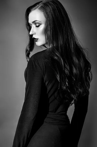 Modelka v černých šatech — Stock fotografie