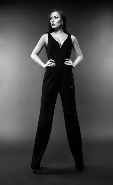 Мода модели в черном комбинезоне — стоковое фото