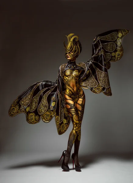 Modelo com corpo de borboleta fantasia — Fotografia de Stock