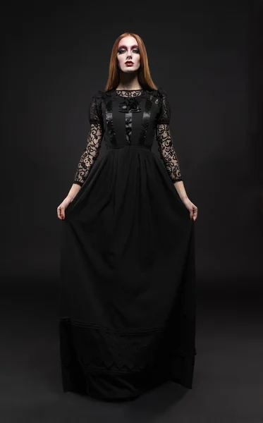 Gothic Girl in dunkler Kleidung — Stockfoto