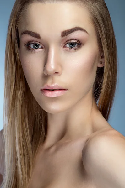 Mujer con maquillaje de moda — Foto de Stock