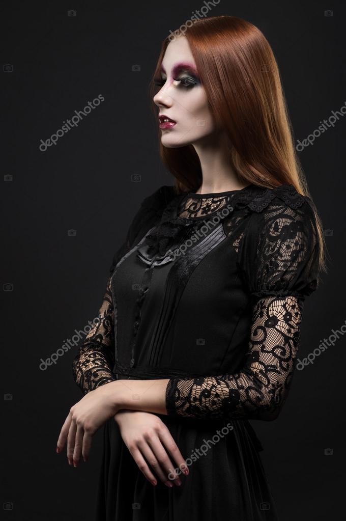 Chica gótica en ropa oscura — Foto de stock #82346742 © FlexDreams