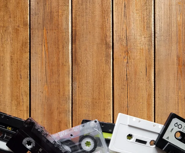 Cassettebandjes op houten achtergrond — Stockfoto