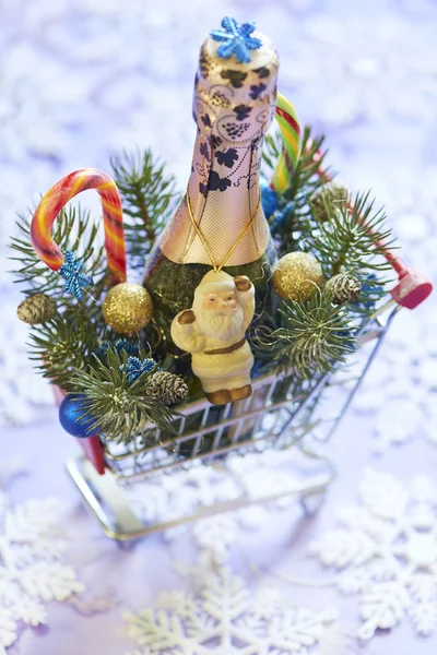 Kerstmis samenstelling met champagne, snoep stokken en santa — Stockfoto