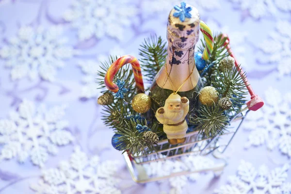 Kerstmis samenstelling met champagne, snoep stokken en santa — Stockfoto