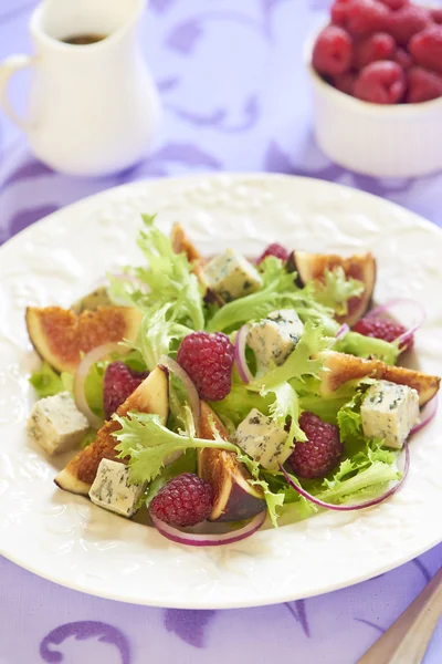 Čerstvý salát s modrým sýrem, Malina a fíky — Stock fotografie