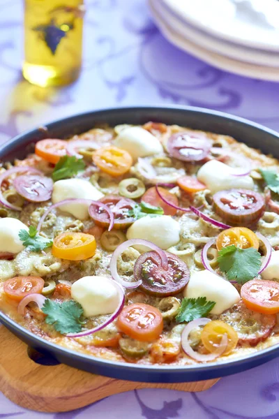 Pizza with cherry tomatoes, pepper, olives and mozzarella — Stock Photo, Image