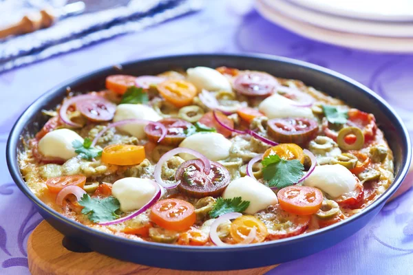 Pizza with cherry tomatoes, pepper, olives and mozzarella — Stock Photo, Image