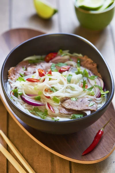 Pho bo, sopa de fideos de arroz con ternera en rodajas — Foto de Stock