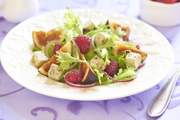 Свіжий салат з синім сиром, малиною та інжиром Ліцензійні Стокові Фото